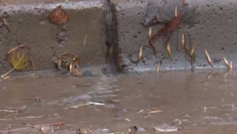 La pérdida de agua ya comenzó a romper el asfalto. La pérdida de agua ya comenzó a romper el asfalto.