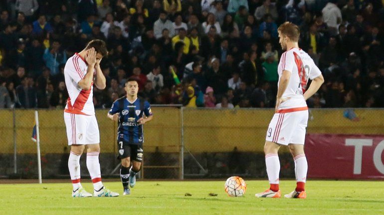 La decepción de los jugadores de River tras una derrota que deja al equipo de Marcelo Gallardo muy complicado en la Libertadores. Debe aparecer la chapa del campeón.