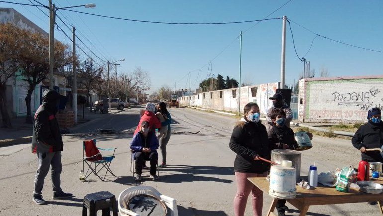 Vecinos cortan calle e impiden trabajar en una obra en reclamo de servicios