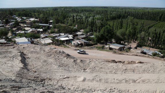 Hace un mes la empresa Confluencia, a través de la desarrolladora Arco SRL, tiene máquinas moviendo tierra arriba en Nueva España. La idea es conectar la Ruta 7 con el barrio y los loteos.