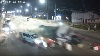 El conductor del camión dijo que los frenos dejaron de responder a dos kilómetros del cruce donde ocurrió el accidente. El conductor del camión dijo que los frenos dejaron de responder a dos kilómetros del cruce donde ocurrió el accidente.