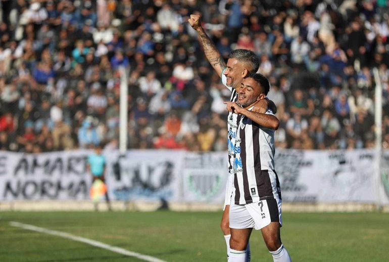Cipo demolió a Deportivo Rincón y sigue como único puntero