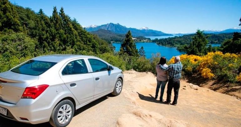 Un&nbsp;auto&nbsp;de alquiler listo para salir a la ruta durante la temporada alta de vacaciones.