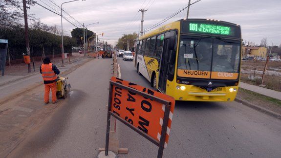 Una obra complica el tránsito en el barrio Huiliches