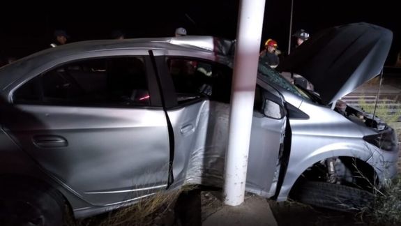 Se comió la rotonda y chocó contra un poste: dos jóvenes heridas