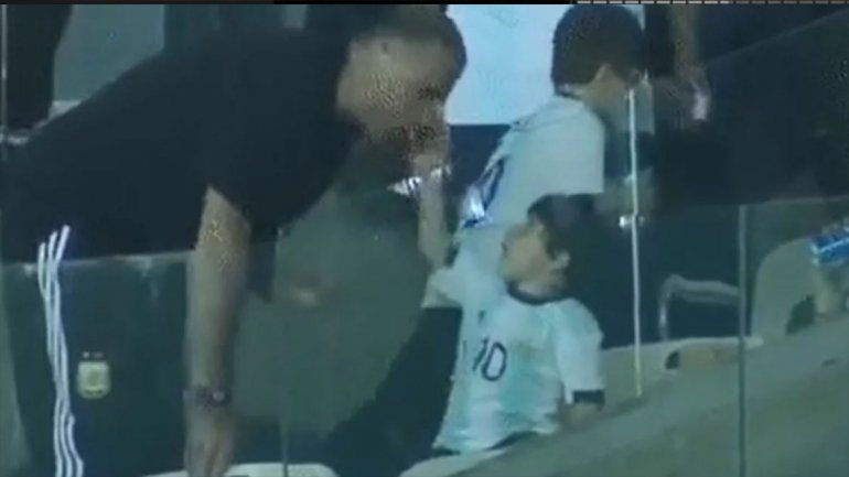 Corridas y cachetazos al abuelo: Mirá las travesuras de Mateo Messi en la cancha
