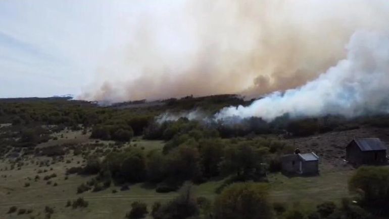 Según se informó, el fuego se inició en tres focos que rápidamente se unificaron y avanzaron sobre pastizales, matorrales y una zona de bosque. Según se informó, el fuego se inició en tres focos que rápidamente se unificaron y avanzaron sobre pastizales, matorrales y una zona de bosque.