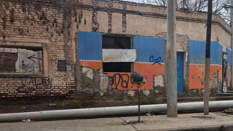Una adolescente denunció ser arrastrada hacia una construcción abandonada.