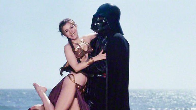 La actriz Carrie Fisher en la piel de Leia &nbsp;promociona El retorno del Jedi (1983) en una playa junto al oscuro personaje Darth Vader.