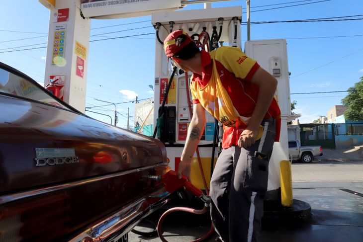 La nafta súper cayó 4,10%, mientras la premium subió 2,69%, marcando una reconfiguración del mercado local. La nafta súper cayó 4,10%, mientras la premium subió 2,69%, marcando una reconfiguración del mercado local.