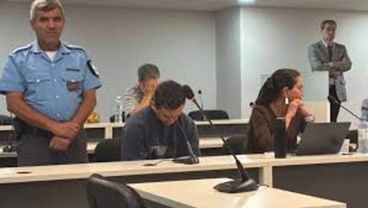 Néstor Soto, junto con su abogada en el juicio por el femicidio de Catalina Gutiérrez.