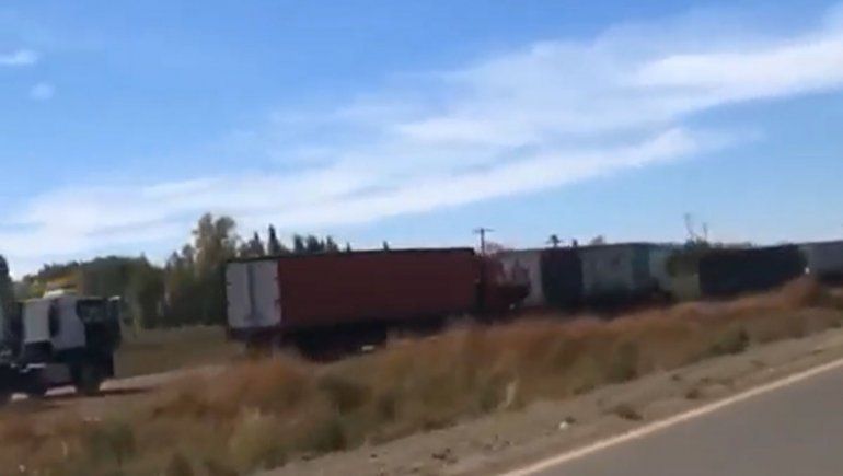 La increíble fila de 17 kilómetros de camiones en el corte de Arroyito