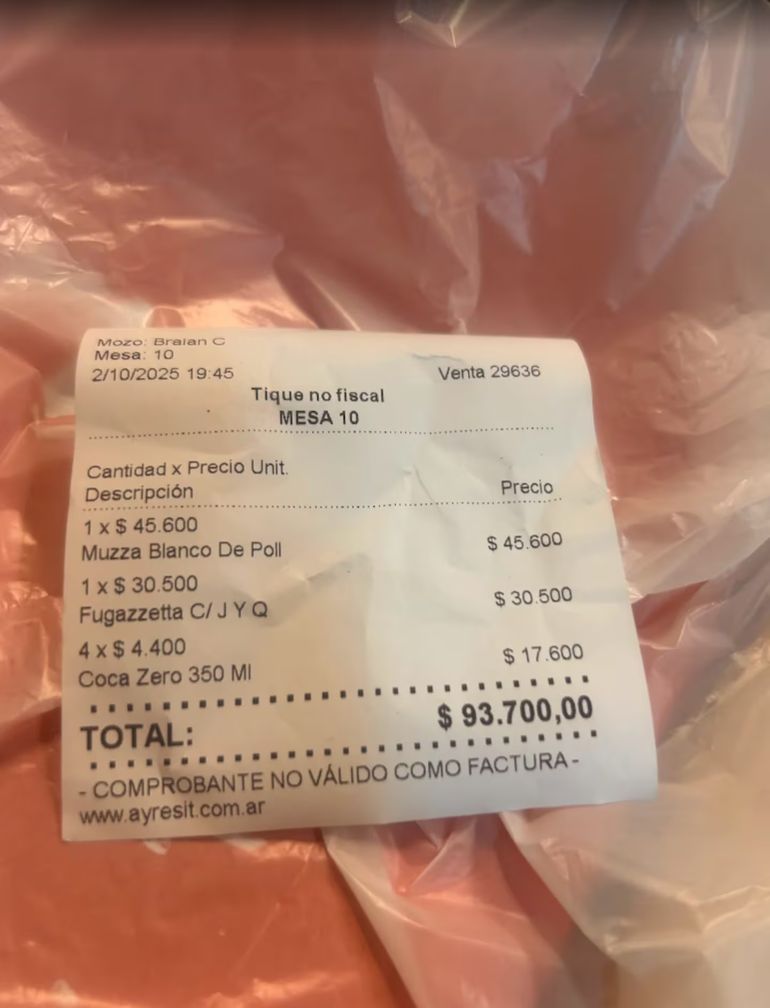 Un turista brasileño comentó que junto a su familia se gastaron casi 94 mil pesos en una cena en la conocida pizzería Güerrin. Un turista brasileño comentó que junto a su familia se gastaron casi 94 mil pesos en una cena en la conocida pizzería Güerrin.