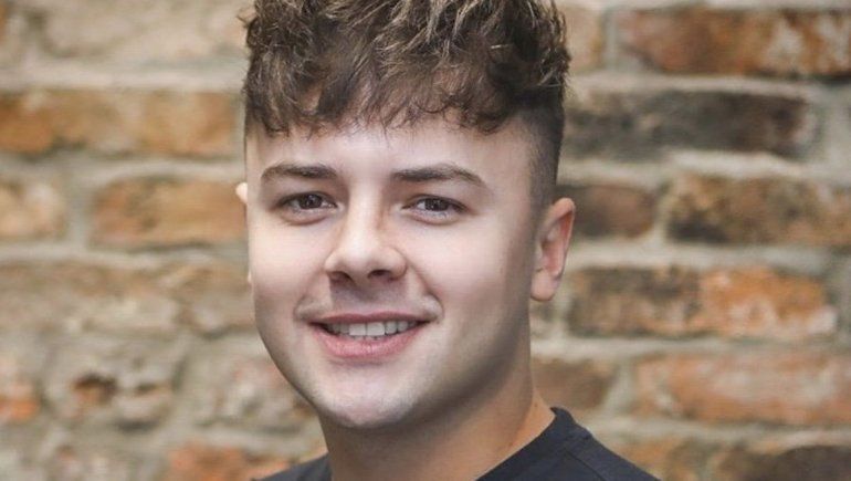 Pagó miles de dólares y le pusieron un peluquín