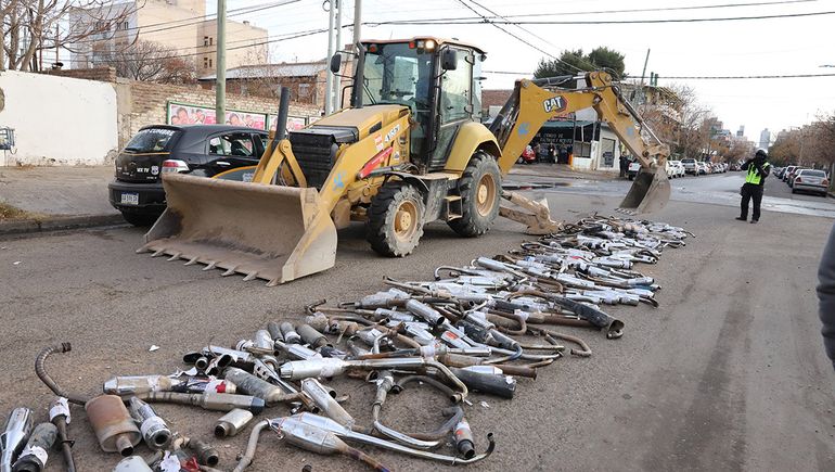 Impactante operativo: destruyeron 260 caños de escape anti reglamentarios