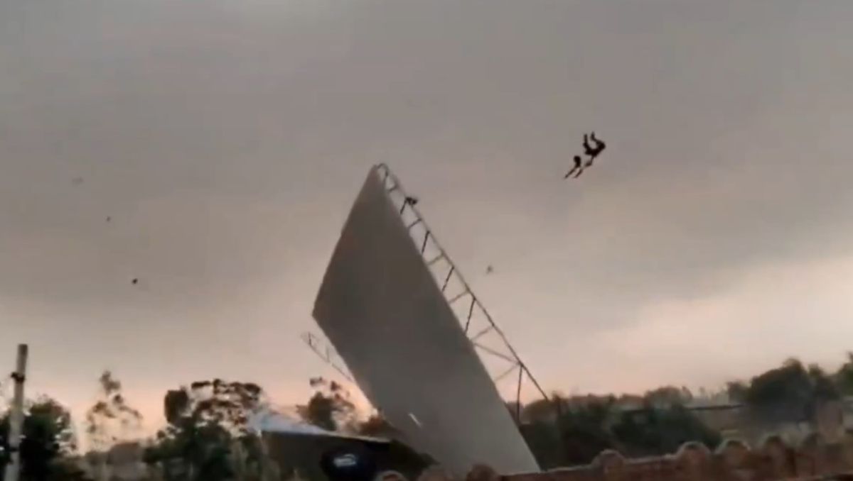 Un hombre voló por el aire aferrado a una chapa durante una tormenta que causó más de 110 muertos