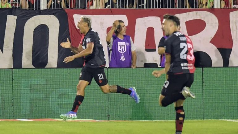 Boca y otra noche negra en Rosario: jugó mal, Cavani erró un penal y perdió 2-0 con Newells