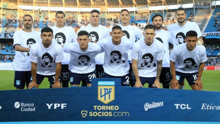 Diego tuvo su primer homenaje de la fecha en Racing-Defensa