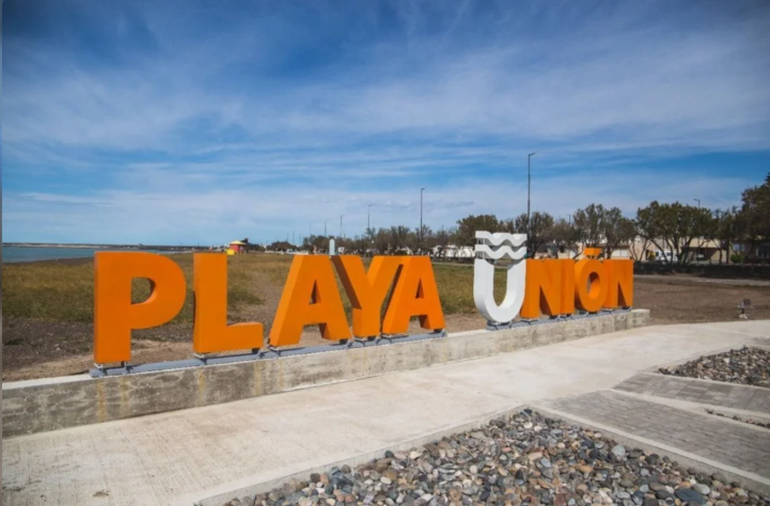 Playa Unión es uno de los balnearios más importantes de la Patagonia. Playa Unión es uno de los balnearios más importantes de la Patagonia.