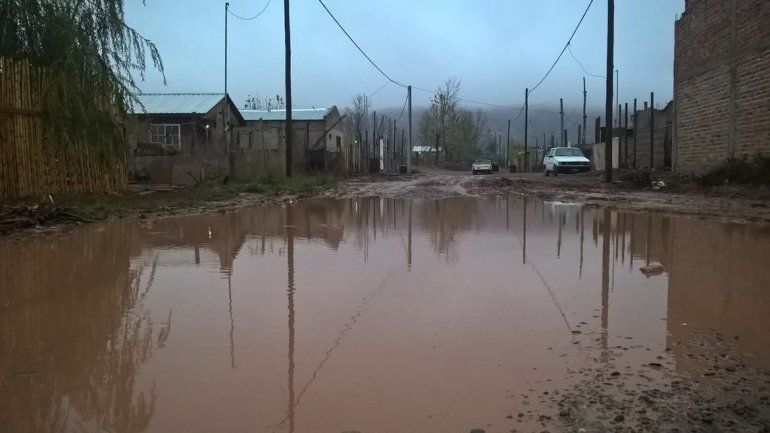 Todas las calles del barrio Alsogaray de Plottier están inundadas.