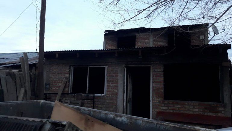 Voraz incendio destruyó todo en una casa, menos la biblia