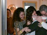 Romi Gonen abraza a sus seres queridos en el Centro Médico Sheba en Ramat Gan, Israel, tras ser liberada por Hamas.