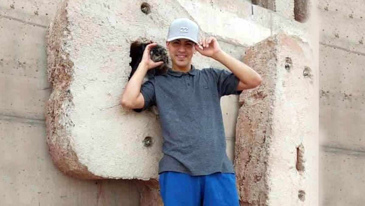 Quién es el joven neuquino que chocó con su moto y hoy pelea por su vida