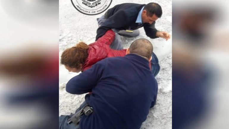 Caminaba por una zona nevada y cayó en una grieta: la Policía logró rescatarla