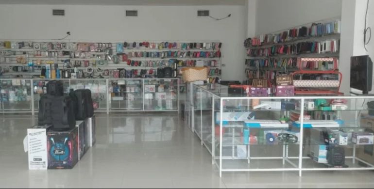 El local del prófugo en Santa Cruz: el lunes feriado los ladrones rompieron un ventiluz de un predio vecino para poder meterse sin ser vistos. El local del prófugo en Santa Cruz: el lunes feriado los ladrones rompieron un ventiluz de un predio vecino para poder meterse sin ser vistos. 