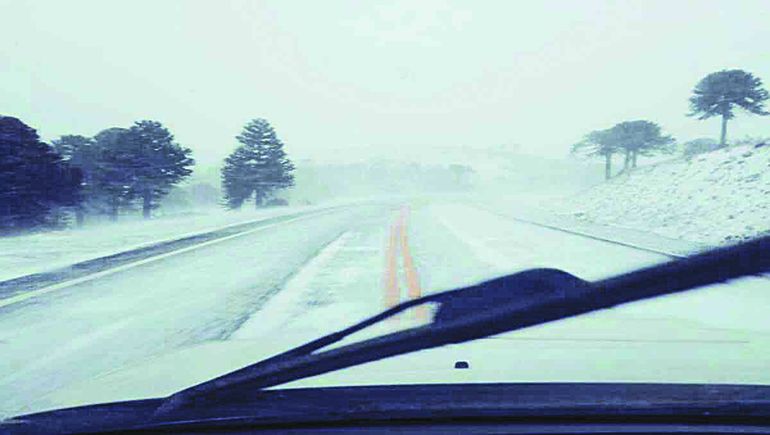 El paso Pino Hachado fue cerrado durante toda la jornada por acumulación de nieve y el temporal.