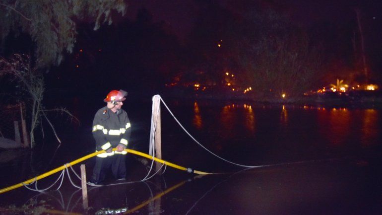 Los bomberos trabajaron durante toda la madrugada de ayer para sofocar un gran incendio en la isla 125.
