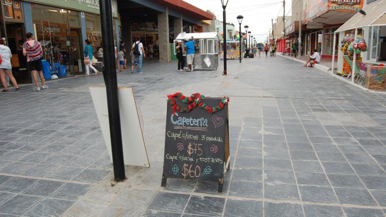 Este verano comer afuera en Las Grutas, un lujo para pocos