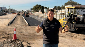 Día histórico: Gaido puso en marcha el asfalto de la Gran Avenida a menos de tres meses de iniciada la obra | LM Neuquen Día histórico: Gaido puso en marcha el asfalto de la Gran Avenida a menos de tres meses de iniciada la obra