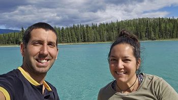 ultimo tiron para llegar a alaska: la pareja cipolena que lleva 50.000 kilometros en una kangoo ultimo tiron para llegar a alaska: la pareja cipolena que lleva 50.000 kilometros en una kangoo