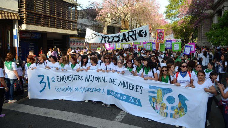 Más de 60 mil mujeres marcharon por las calles de Rosario