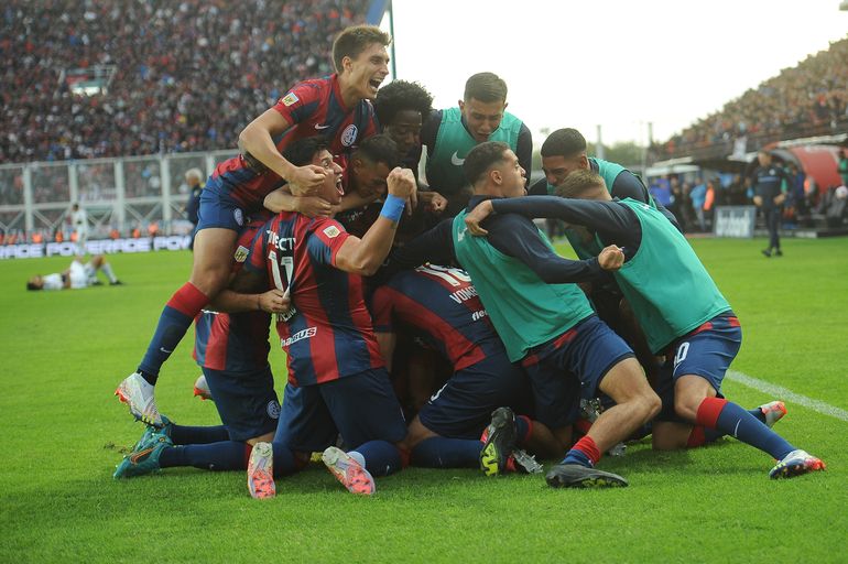 Los jugadores de San Lorenzo festejan el gol ante Boca que significó la victoria. Foto: TÉLAM