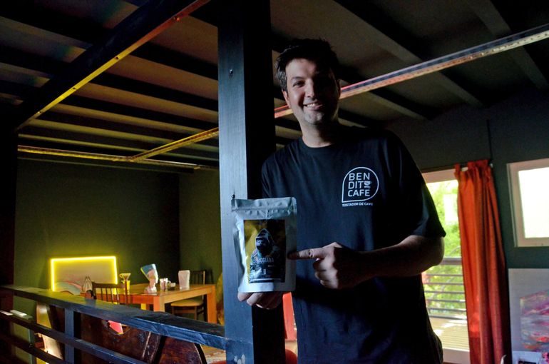 Tras una crisis, se reinventó y creó el primer tostadero de café especialidad de Neuquén