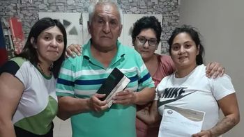 Raúl en Comodoro Rivadavia, con sus hijas y la agenda que recuperó tras más de 40 años. Raúl en Comodoro Rivadavia, con sus hijas y la agenda que recuperó tras más de 40 años.