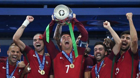 Aunque jugó una Copa muy irregular, Portugal terminó festejando y ganó la Eurocopa por primera vez. Cristiano cambió las lágrimas de frustración por las de alegría y levantó el trofeo.