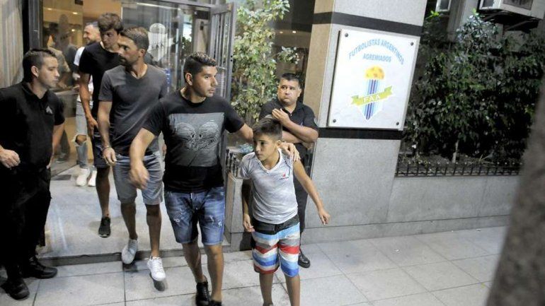 Los jugadores todavía mantienen la postura de parar el fútbol. Se pueden sumar los entrenadores.