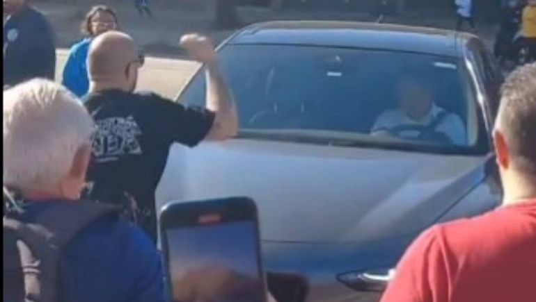 Arde San Lorenzo: un dirigente que no renunció a la CD fue echado por los hinchas cuando ingresaba al predio