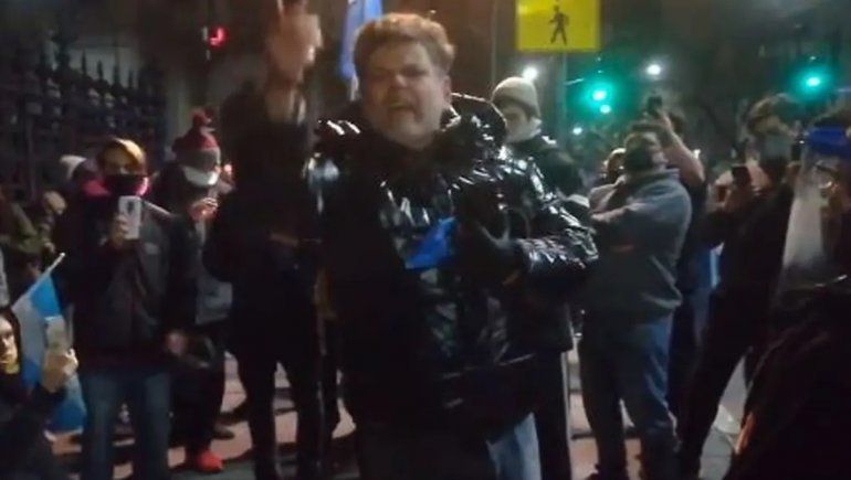 A los gritos, sin barbijo, Alfredo Casero protestó en el Congreso