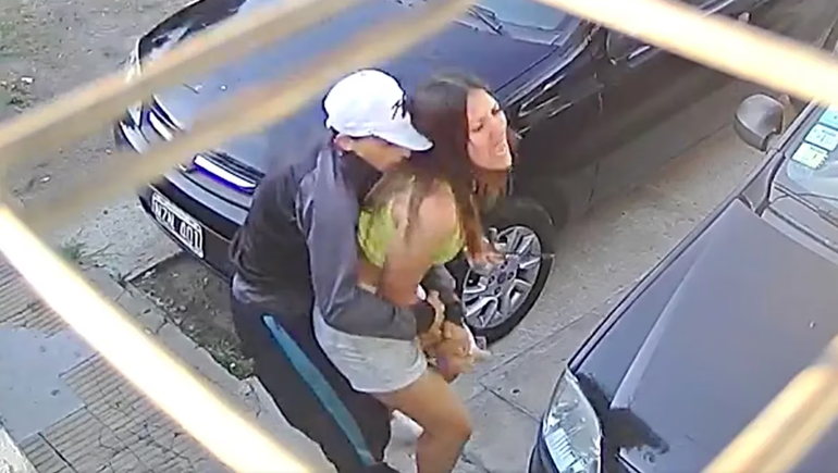 Video: ladrón manoseó a una joven hasta sacarle el celular
