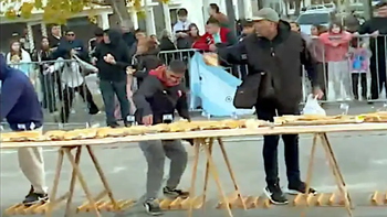 El sándwich de matambre a la pizza más largo del mundo derivó en corridas, empujones y vecinos derribando vallas. El sándwich de matambre a la pizza más largo del mundo derivó en corridas, empujones y vecinos derribando vallas.