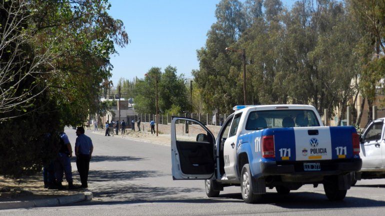 Vecinos molieron a palos a un adolescente que quiso robar una moto en Cutral Co