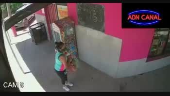 video: motochorros la atacaron para robarle su bolso