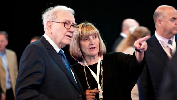 El multimillonario Warren Buffet junto a su hija Susan.