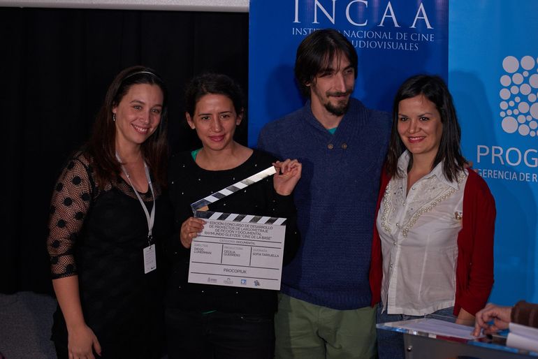 Diego Lumerman junto a Sofía Tarruela (guión), Cecilia Guerrero (productora) y Celina Defranco, de la organización del concurso, recibiendo en 2017 el premio del Laboratorio de Proyecto Raymundo Gleyzer Cine de la Base por el largometraje Diego Lumerman junto a Sofía Tarruela (guión), Cecilia Guerrero (productora) y Celina Defranco, de la organización del concurso, recibiendo en 2017 el premio del Laboratorio de Proyecto Raymundo Gleyzer Cine de la Base por el largometraje
