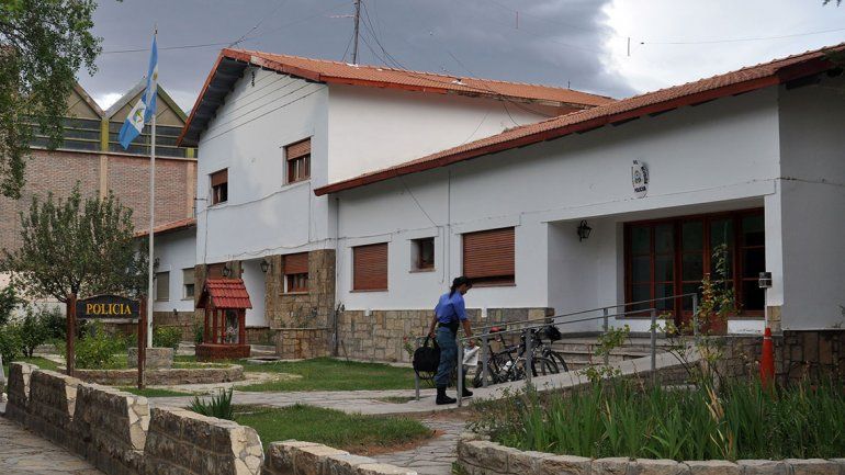 Le dan domiciliaria por golpear a su ex y a dos vecinos