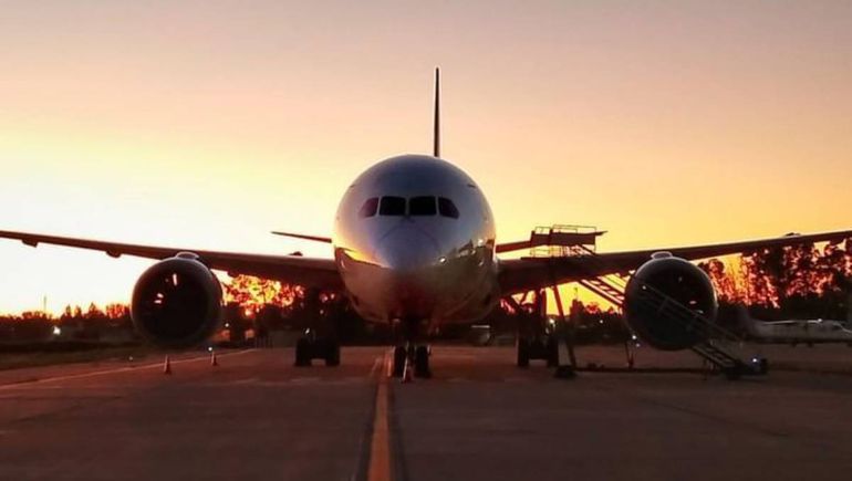 ¡Sorpresa! El avión solidario de Enrique Piñeyro aterrizó por primera vez en Neuquén